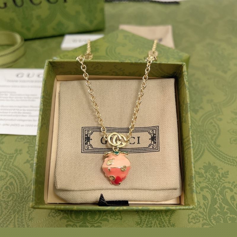 G*u*i necklaces